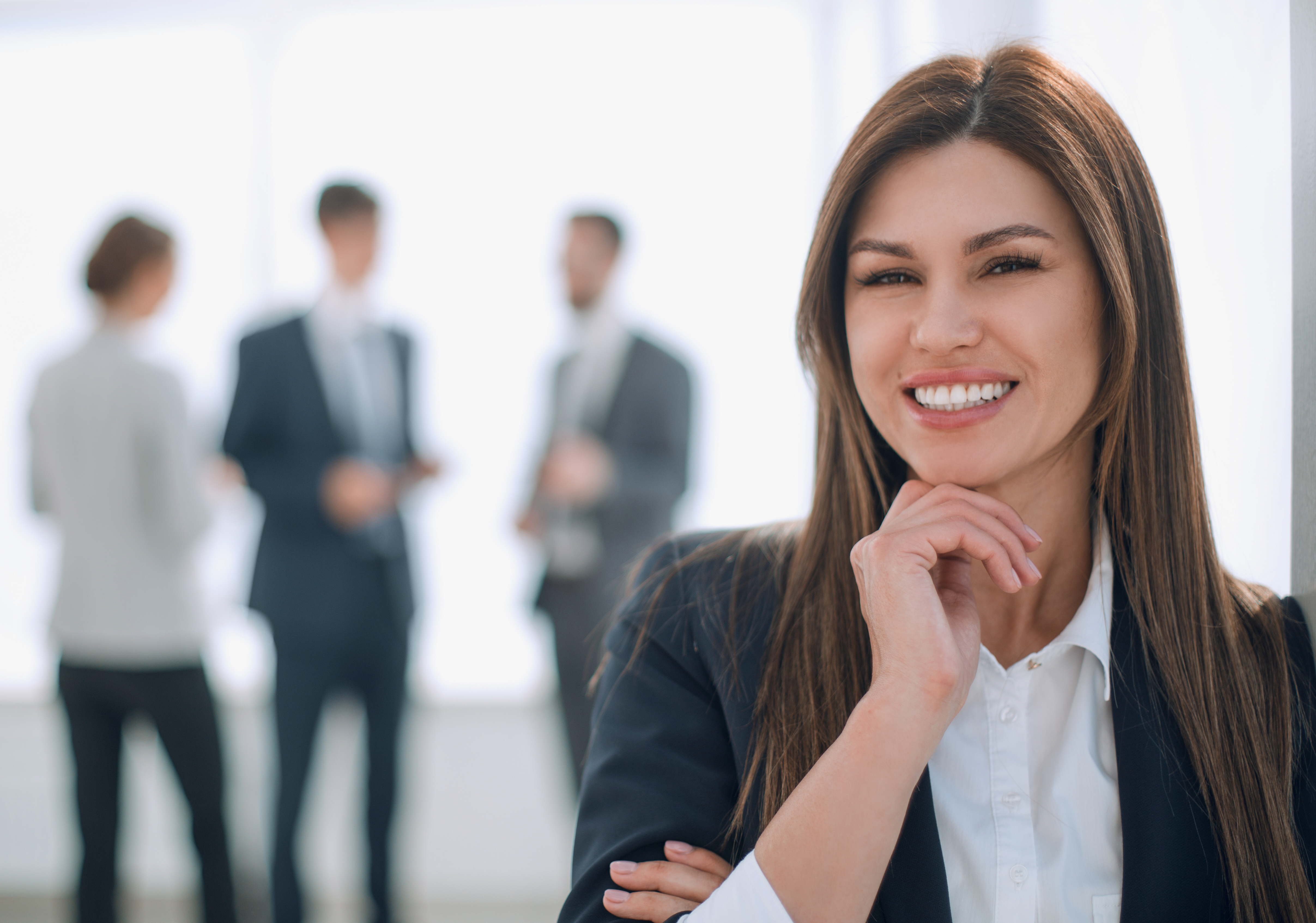 mujer-de-negocios-sonriente-en-el-fondo-de-la-oficina-borrosa